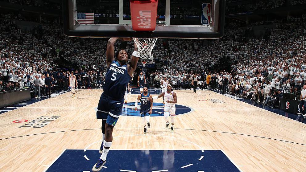 برد قاطع تیمبرولوز مقابل تاندر و کاهش اختلاف در پلی‌آف NBA
